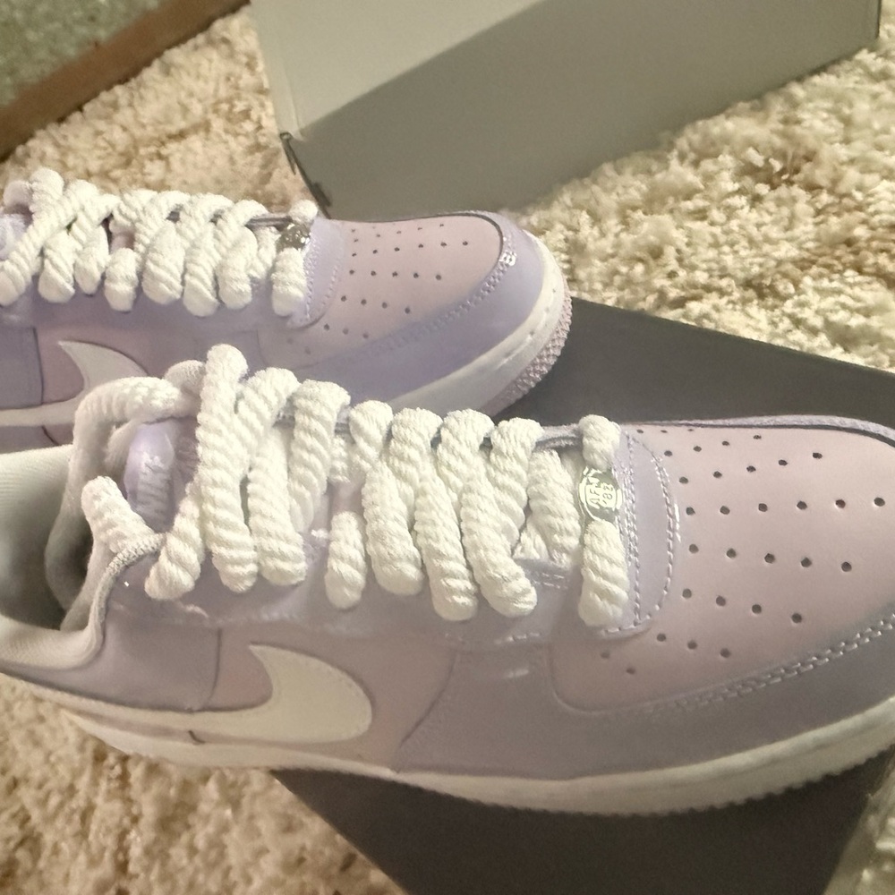 Nike Air Force 1 ‘07 LV8 Low in Hydrangeas Patent and White Women’s 10 NIB - Picture 3 of 13